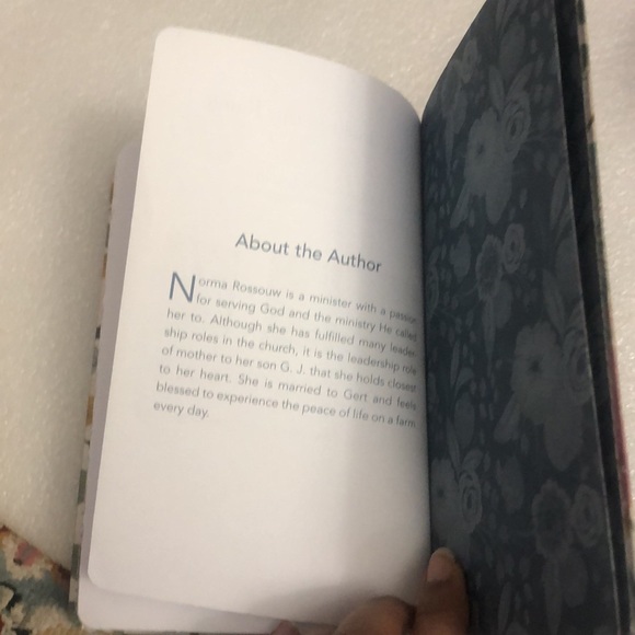 The pocket Bible Devotional for Women - Picture 10 of 12